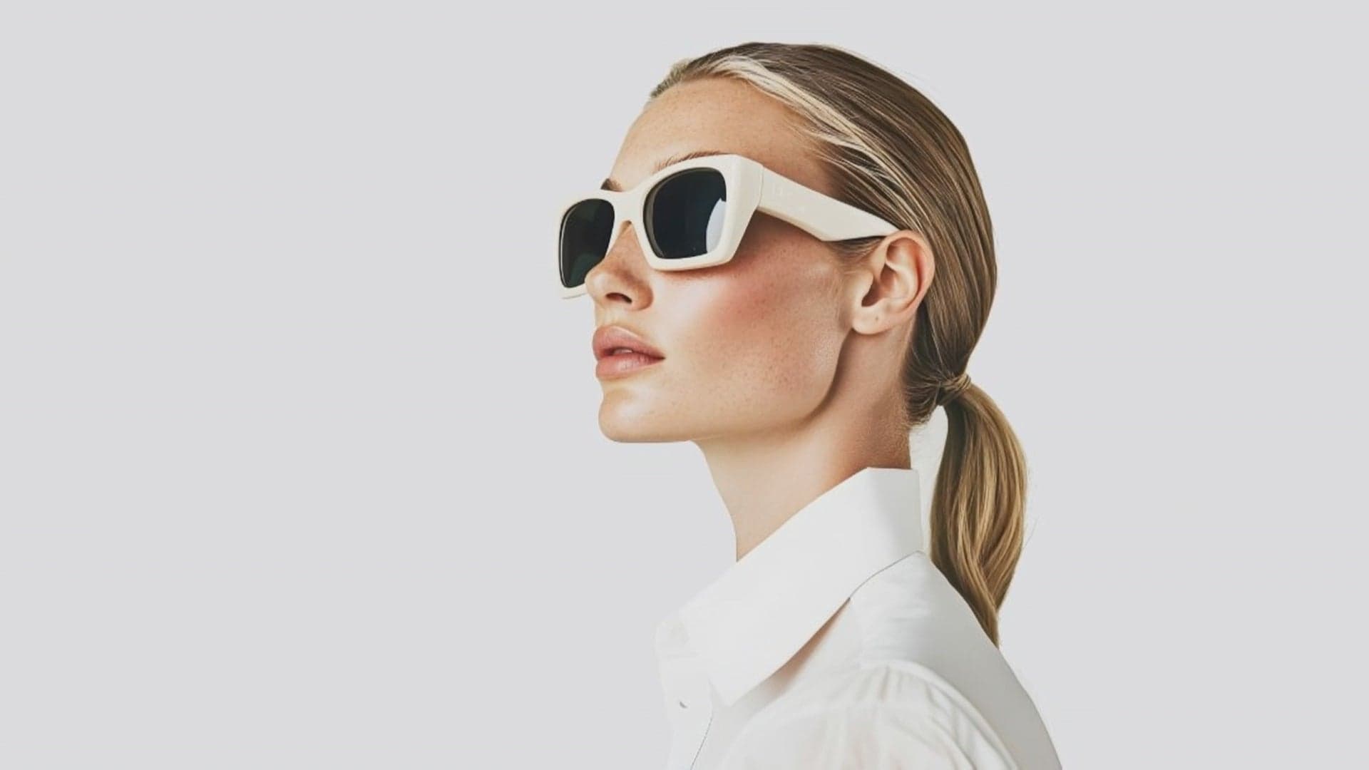 Campanha de moda com modelo usando óculos e camisa branca